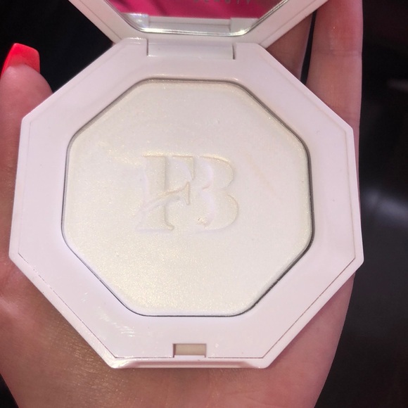 fenty beauty killawat highlighter in METAL MOON - Picture 4 of 5